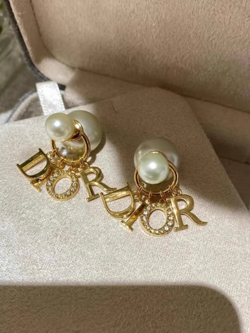 Dior pearl logo combination earrings